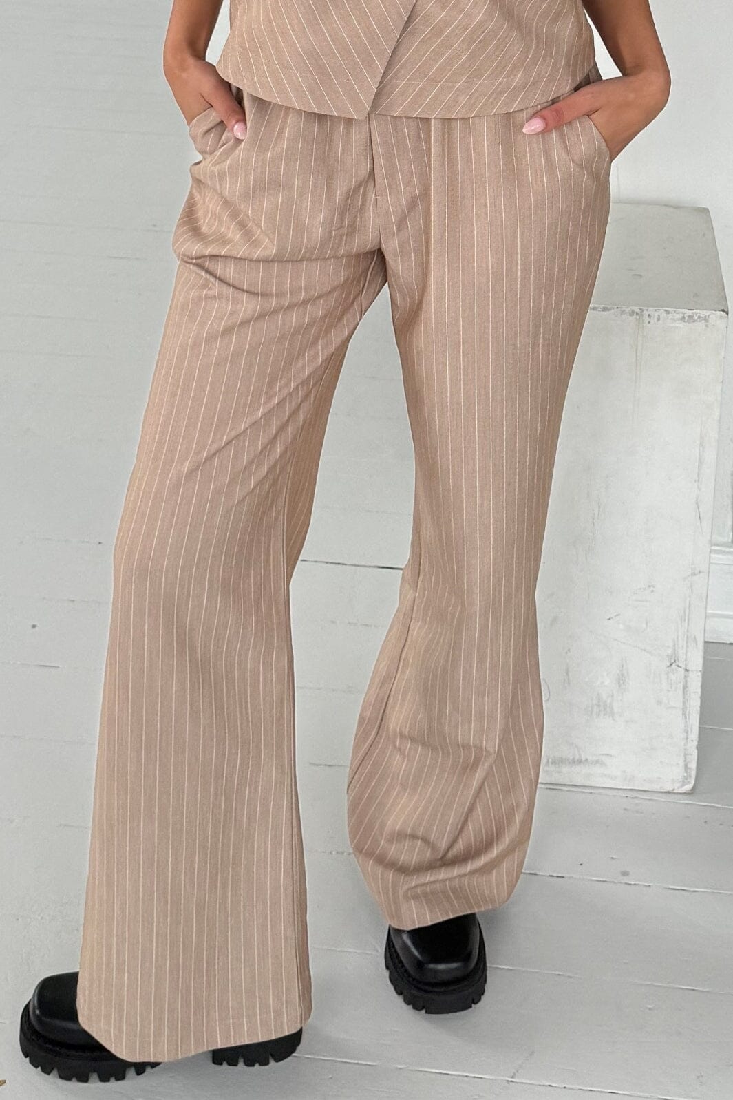 Continue - Roberta Sand Stripe 14752 - Sand/White Stripe