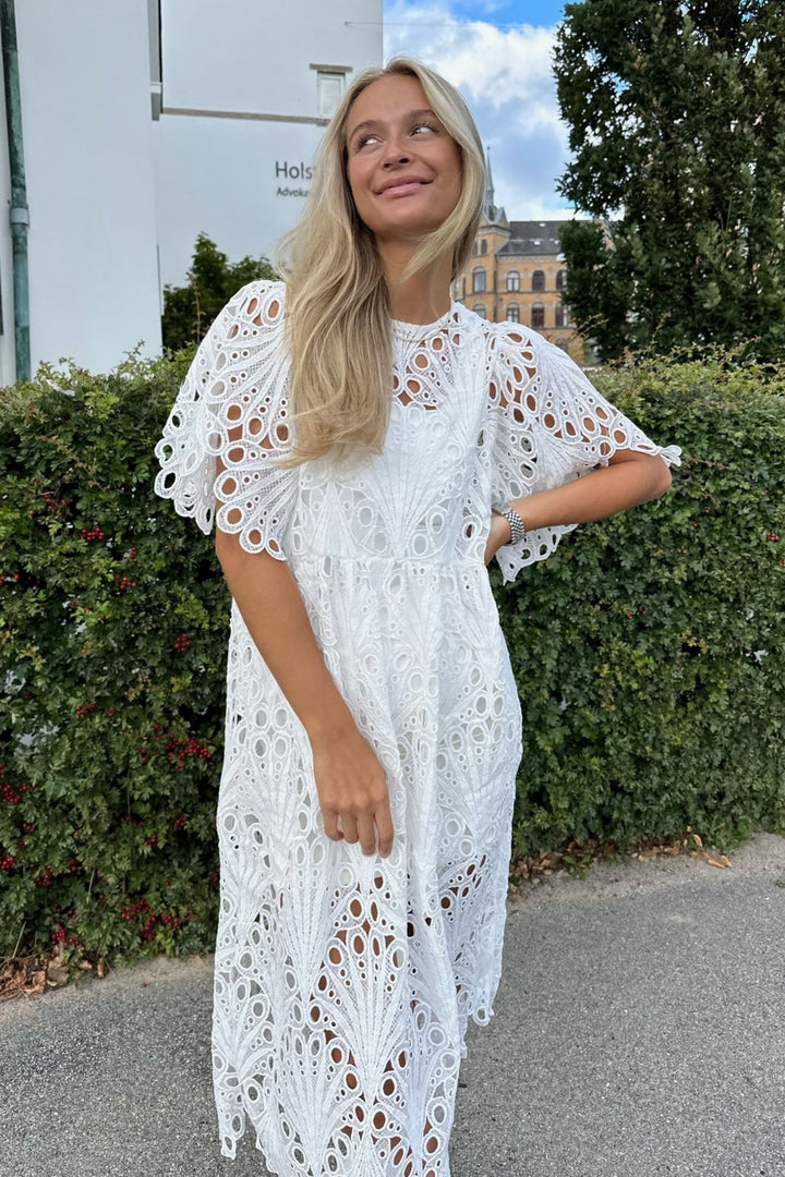 Forudbestilling - BYIC - Melia Midi Lace Dress White Kjoler 