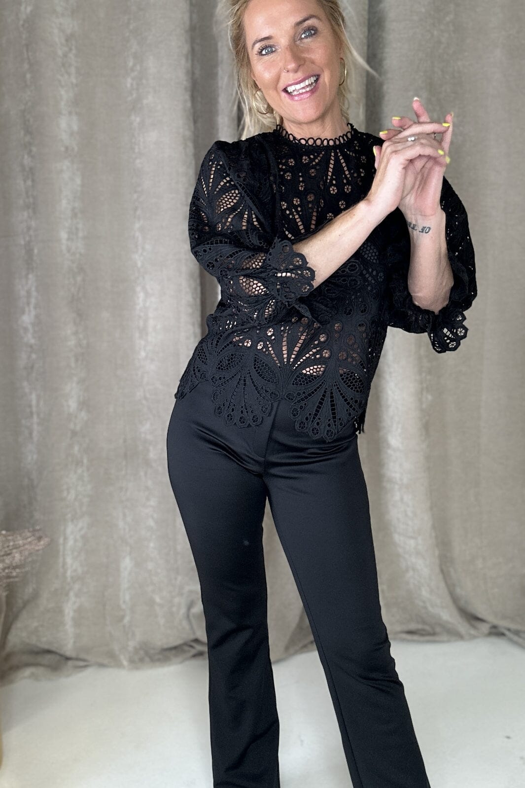 Forudbestilling - Neo Noir - Adela Embroidery Blouse - Black Bluser 