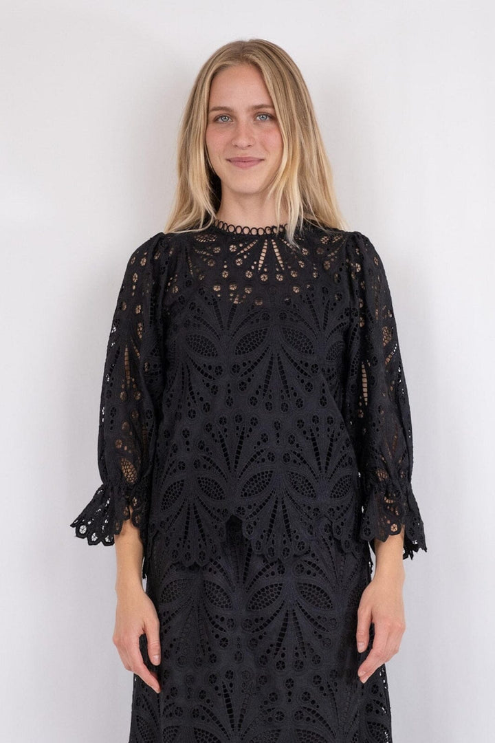 Forudbestilling - Neo Noir - Adela Embroidery Blouse - Black Bluser 