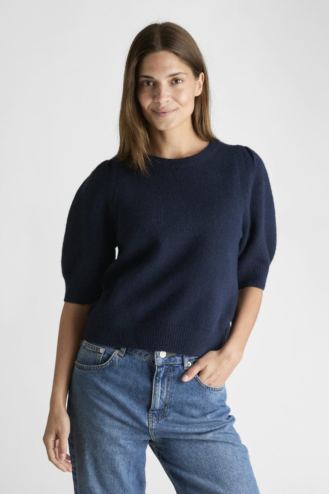 Forudbestilling - Neo Noir - Martha Bow Knit Tee - Navy Strikbluser 