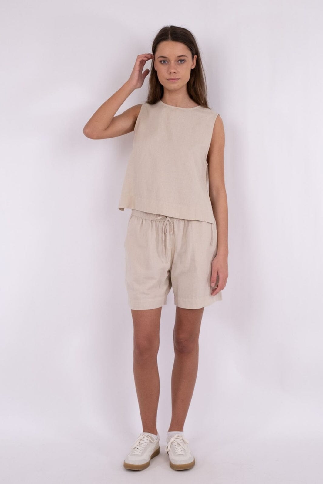 Forudbestilling - Neo Noir - Svetlana Linen Top - Sand (Maj) Toppe 