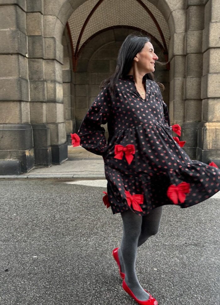 Sissel Edelbo - Bow Organic Cotton Dress SE 1165 - Black w. Red Roses Kjoler 